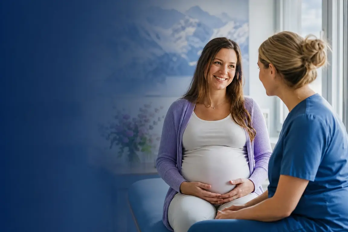 Une femme enceinte échange avec une sage-femme lors d'un contrôle de grossesse